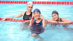 Selebritas Indonesia, Gisella Anastasia (tengah) berfoto bersama dengan Cinta Laura (kiri) dan Caitlin Halderman saat perlombaan renang Turnamen Olahraga Selebriti Indonesia (TOSI) Season 2 di Hotel Borobudur, Jakarta, Sabtu (27/01/2024). (Bola.com/Bagaskara lazuardi)