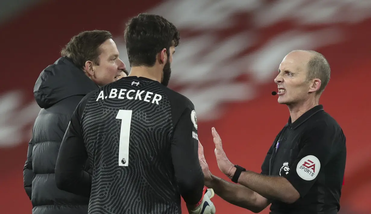 Kiper Liverpool, Alisson Becker (tengah) berdebat dengan wasit Mike Dean usai berakhirnya laga lanjutan Liga Inggris 2020/21 melawan Burnley di Anfield Stadium, Liverpool, Kamis (21/1/2021). Liverpool kalah 0-1 dari Burnley. (AFP/Clive Brunskill/Pool)