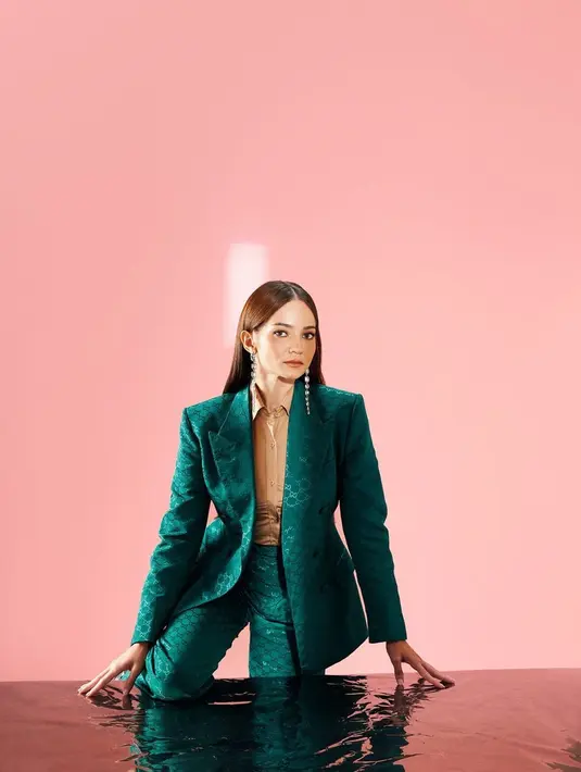 Atau hasil photoshoot memesona Enzy Storia ini. Ia mengenakan kemeja cokelat yang dikombinasikannya dengan setelan blazer dan celana panjang berwarna hijau. [Foto: Instagram/enzystoria]