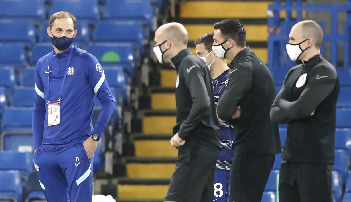 Ditemani sang kapten, Cesar Azpilicueta, Thomas Tuchel berbincang dengan wasit dan para asistennya dalam sesi pemanasan sebelum laga lanjutan Liga Inggris 2020/21 pekan ke-20 melawan Wolverhampton Wanderers di Stamford Bridge, Rabu (27/1/2021). (AP Photo/Frank Augstein)