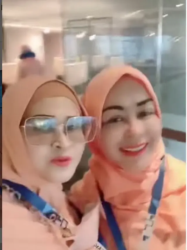 Chintami Atmanagara, Cut Yanthi pergi umrah di tahun 2022 (Foto: Instagram @chintamiatmanagara)