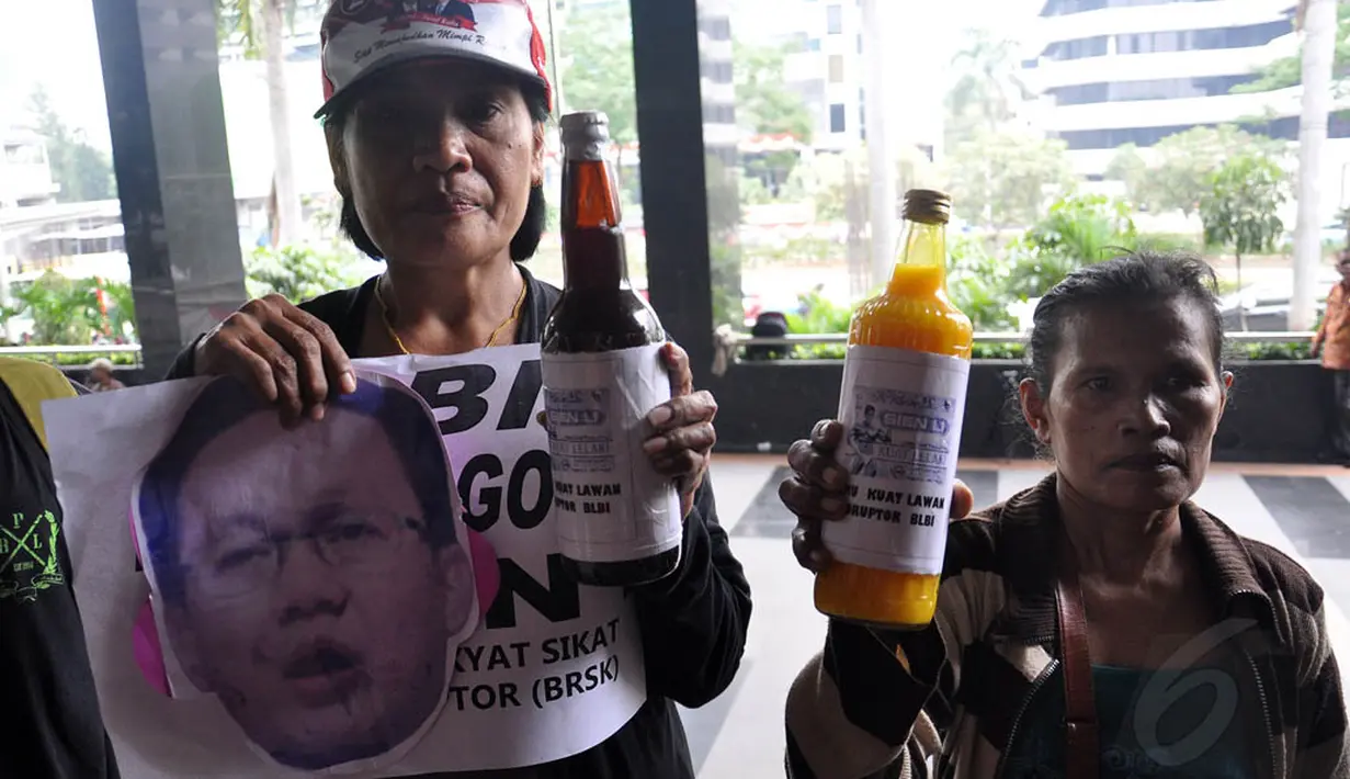 Massa BRSK juga membawa botol jamu yang bertuliskan 'Jamu Kuat Lawan Koruptor BLBI", Jakarta, Selasa (26/8/14). (Liputan6.com/Miftahul Hayat) 