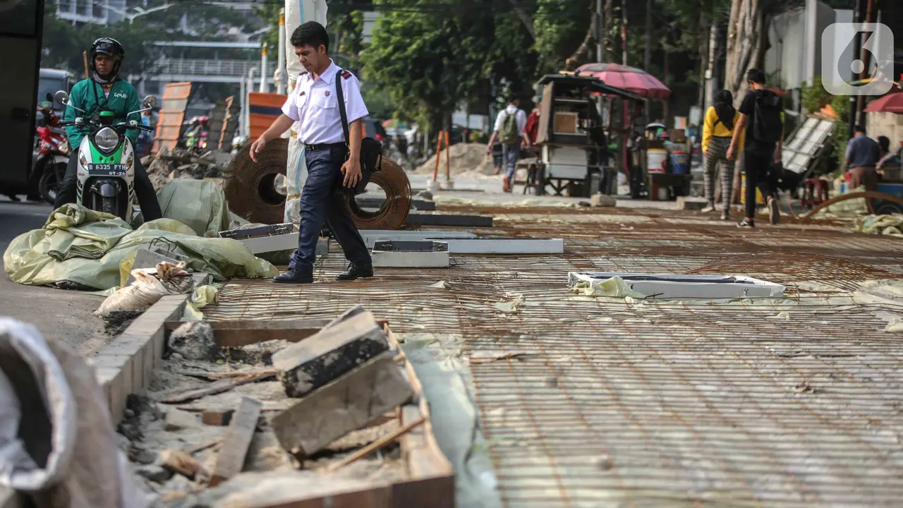 Pengerjaan Revitalisasi Trotoar Minim Ruang Gerak