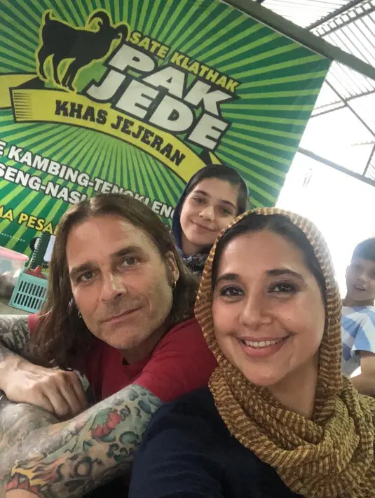 Ayu Azhari dan Mike Tramp (Instagram/ayukhadijahazhari)