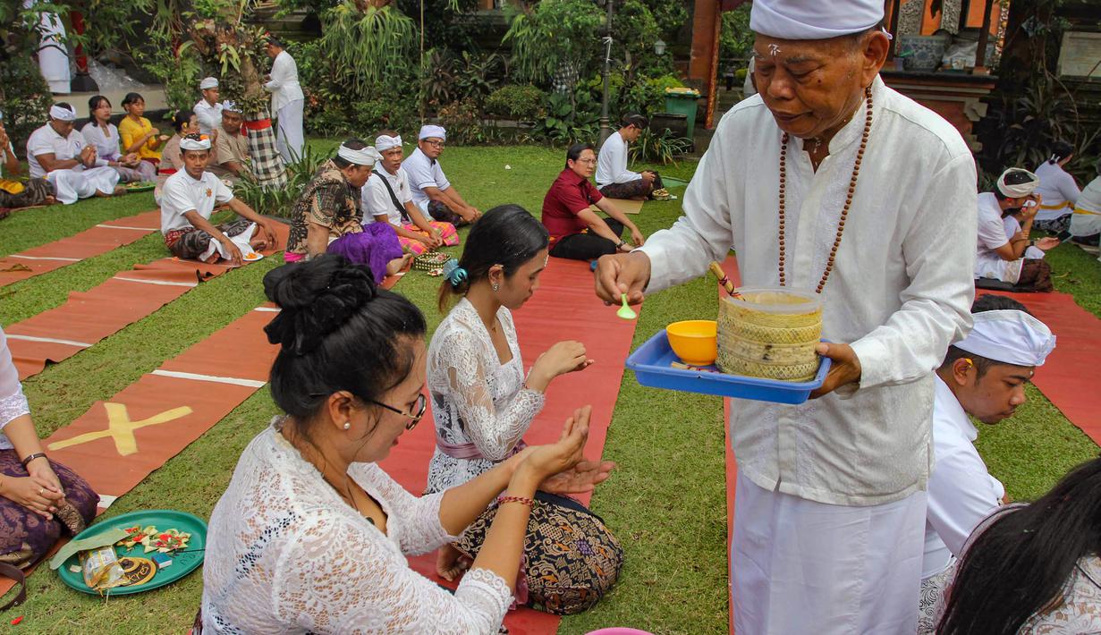 Semangat Galungan yang terus hidup dan beradaptasi membuktikan relevansinya dalam kehidupan umat Hindu Bali. Tampak dalam foto, umat Hindu melakukan sesi persembahyangan Hari Raya Galungan di Pura Amerta Jati, Cinere, Jakarta Selatan, Rabu (19/11/2025). (merdeka.com/Arie Basuki)