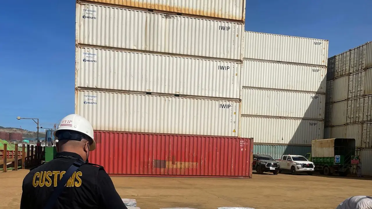 Bea Cukai Ternate kawal ekspor perdana nikel cathode milik PT Eternal Nickel Industry ke tiga negara, yaitu China, Jepang, dan Korea Selatan, Rabu (12/2/2025) (Istimewa)