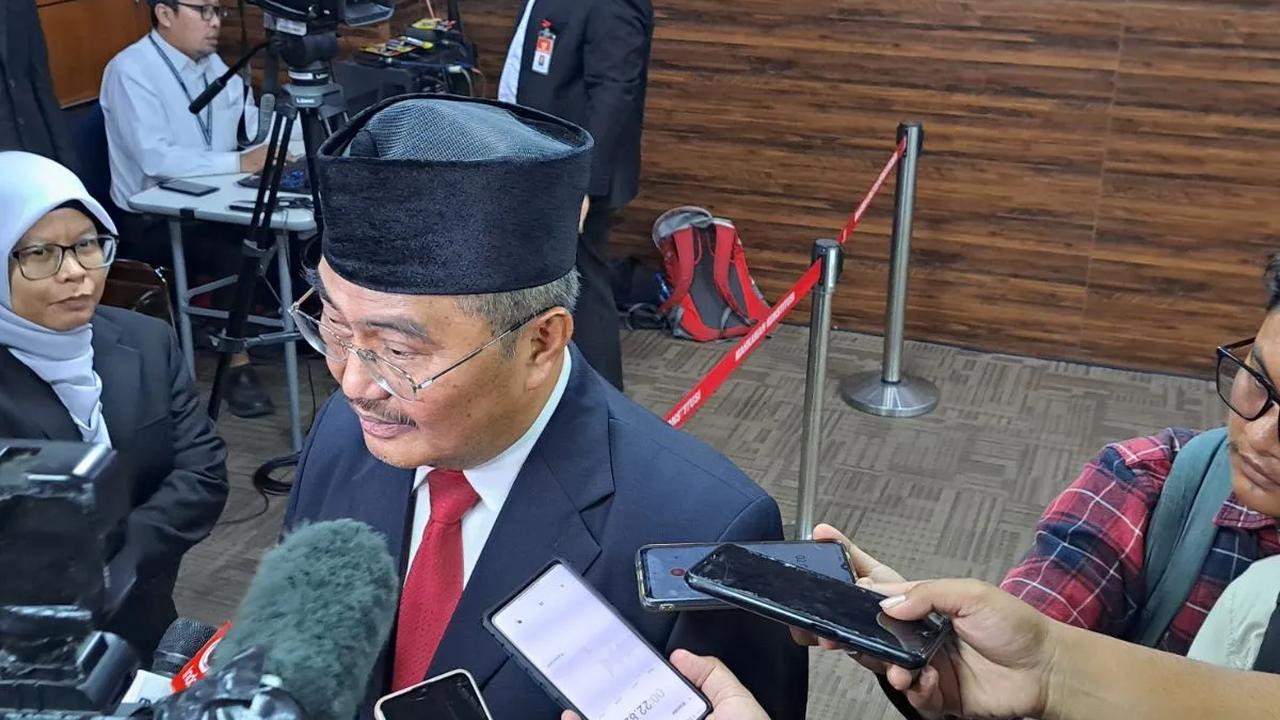 Maka dari itu, Jimly menyebut MKMK akan hadir secara tegas menyelesaikan laporan pelanggaran kode etik terhadap para hakim konstitusi.<br>