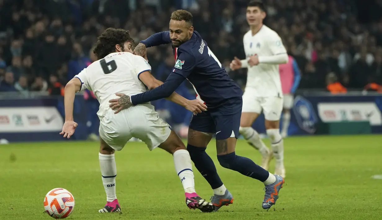 Penyerang Paris Saint-Germain (PSG) Neymar berebut bola dengan gelandang Olympique Marseille  Matteo Guendouzi pada babak 16 besar Coupe de France atau Piala Prancis 2022-23 di Stade Velodrome, Kamis (9/2/2023) dini hari WIB. Dengan hasil itu perjalanan PSG terhenti di 16 besar Piala Prancis 2022-2023. (AP Photo/Laurent Cipriani)