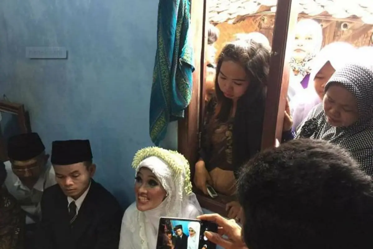 [Bintang] Nikahi Pria 21 Tahun, Dandanan Nenek Ini Malah Bikin Pangling!