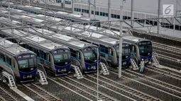 Sejumlah kereta Mass Rapid Transit (MRT) berjajar di Depo MRT Lebak Bulus, Jakarta, Rabu (20/2). MRT Jakarta akan segera dioperasikan pada Maret 2019. (Liputan6.com/Faizal Fanani)