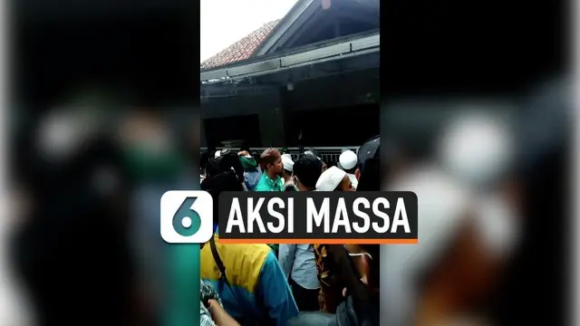 Polda Jatim membernarkan video viral aksi solidaritas terhadap Rizieq Shihab oleh sekelompok massa di depan kediaman ibunda Menkopolhukam Mahfud MD di Pamekasan, Jawa Timur. Saat ini pemeriksaan masih dilakukan terhadap dua pengunjuk rasa yang terlib...