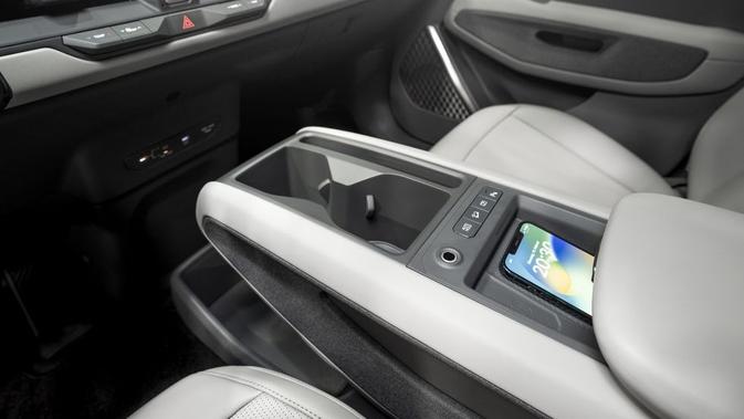 Konsol tengah dilengkapi dengan area penyimpanan yang berfungsi ganda sebagai sandaran tangan, pengisian daya nirkabel, dua tempat cangkir, dan ruang penyimpanan di bagian bawah.  Ada juga tombol seperti automatic hold, hill control, sunroof atau blinds dan sensor parkir.  (Sumber: caranddriver.com)