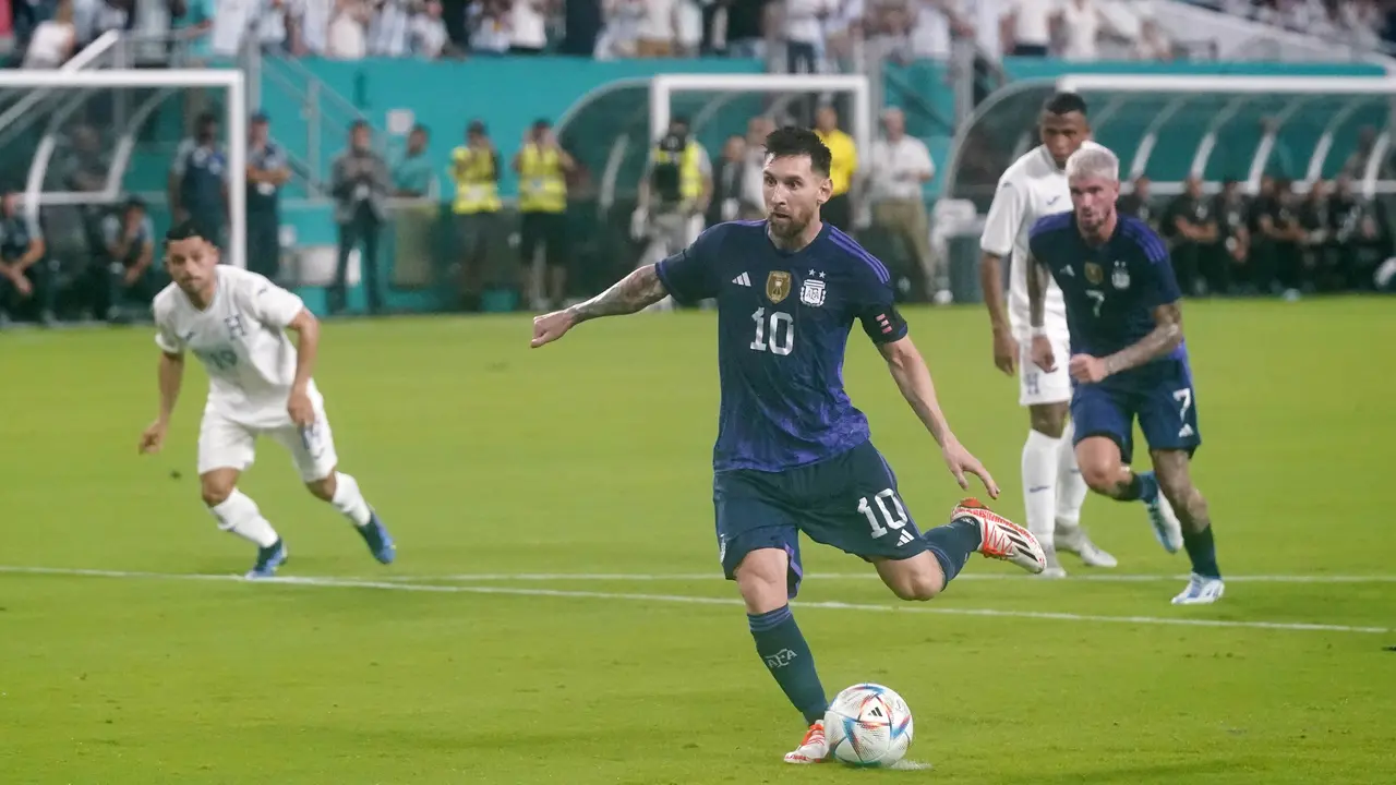 Foto: Lionel Messi Cetak Gol Indah Bersama Argentina, Neymar Berikan Dua Assist ke Richarlison