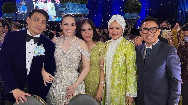 6 Potret Rekan Artis di Acara Resepsi Pernikahan Chelsea Islan dan Rob Clinton