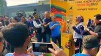 Warga Kota Bandung antusias menyaksikan dan berfoto dengan Trophy Piala Dunia U-17 di CFD Dago pada Minggu (22/10/2023). (Liputan6.com/Arya Prakasa)