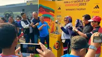 Warga Bandung Antusias Saksikan Langsung Trofi Piala Dunia U-17 di CFD Dago