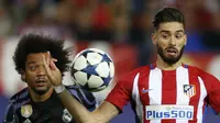 Winger Atletico Madrid, Yannick Carrasco (kanan), dijaga bek Real Madrid, Marcelo Vieira, pada leg kedua semifinal Liga Champions di Estadio Vicente Calderon, Kamis (11/5/2017) dinihari WIB. (AP Photo/Francisco Seco)