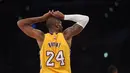 Kobe Bryant bereaksi setelah melakukan pelanggaran saat pertandingan LA Lakers melawan Memphis Grizzlies dalam laga basket NBA di Staples Center, Los Angeles, California, AS, (26/11/2014). (AFP/Robyn Beck)