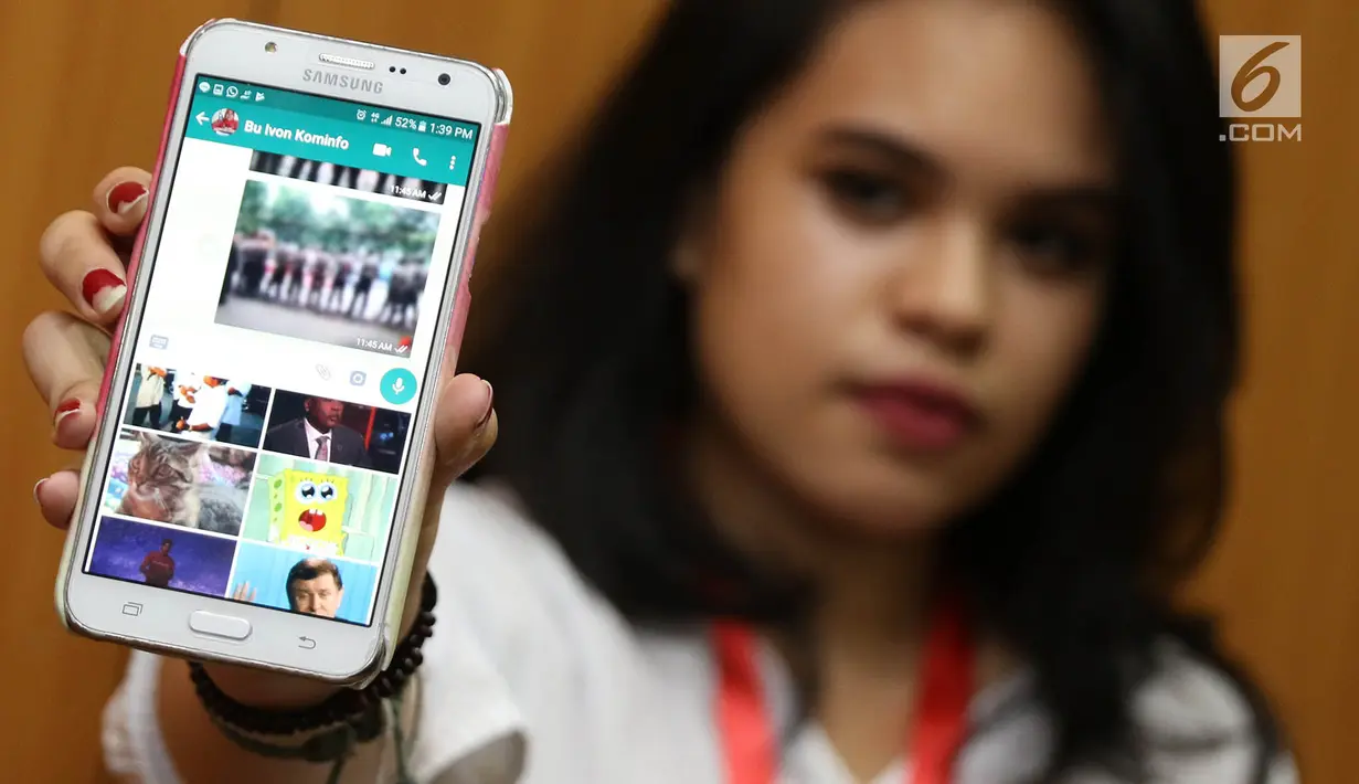 Petugas menunjukkan contoh konten GIF di aplikasi Whatsapp di Jakarta, Senin (6/11). Enam Tenor tersebut yaitu tenor.com, api.tenor.com, blog.tenor.com, qa.tenor.com, media.tenor.com, media1.tenor.com. (Liputan6.com/Immanuel Antonius)