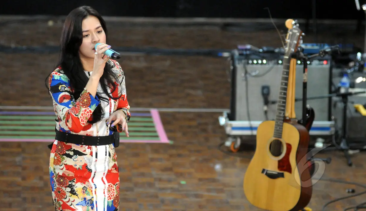 Penyanyi Raisa disela latihan jelang konser tungal perdananya "Pemeran Utama", di kawasan Fatmawati, Jakarta, Rabu (20/5/2015). Dalam konser yang akan digelar pada 24 Mei mendatang, Raisa akan membawakan 22 lagu. (Liputan6.com/Panji Diksana)