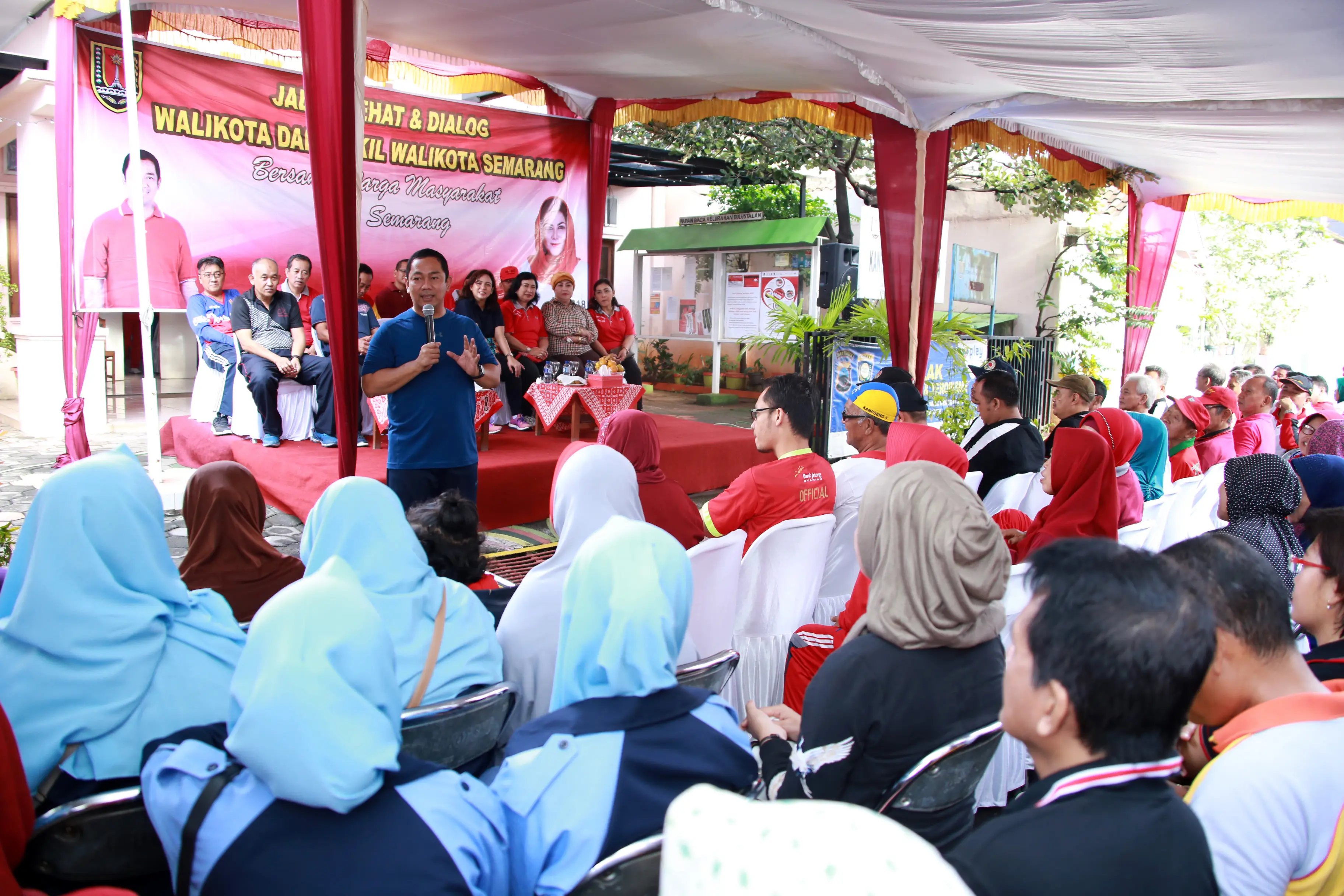 Wali Kota Semarang Hendrar Prihadi berdialog dengan warga Bulu Stalan seputar optimalisasi Banjir Kanal Barat. (foto: Liputan6.com/felek wahyu)