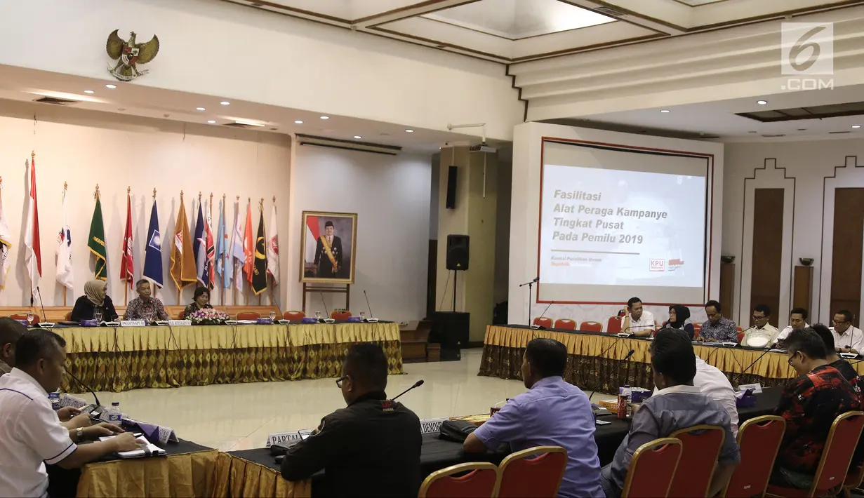 Suasana sosialisasi fasilitas alat peraga dan jadwal kampanye 2019 bagi peserta pemilu tingkat pusat di Gedung KPU, Jakarta, Kamis (30/8). Sosialisasi ini dihadiri oleh LO partai politik. (Liputan6.com/Herman Zakharia)