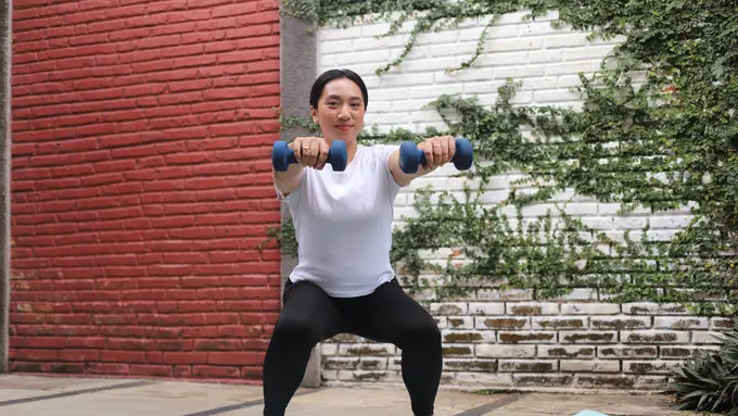 3. Berjalan Singkat atau Lakukan Mini-Workout