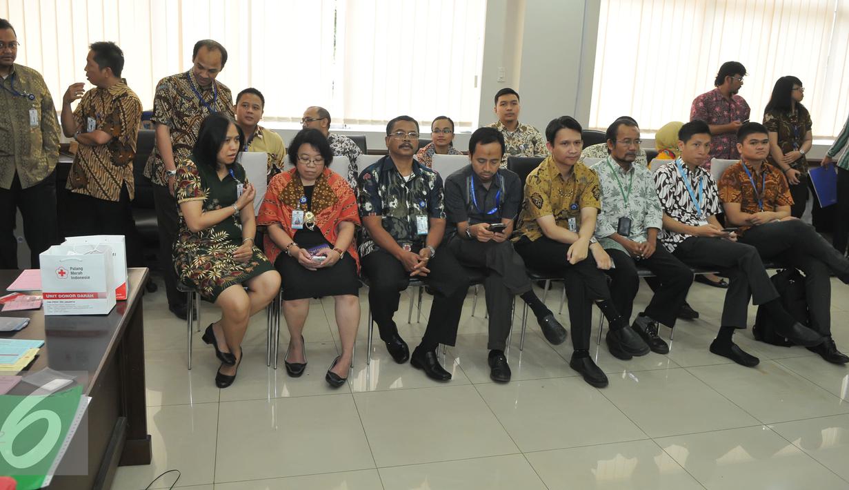 Sejumlah karyawan Kemenlu menunggu giliran mendonorkan darahnya di ruang rapat BPPK Kemenlu, Jakarta, Jumat (24/7/15). Aksi donor darah tersebut menyambut hari kemerdekaan Indonesia pada tanggal 17 Agustus nanti. (Liputan6.com/Herman Zakharia)