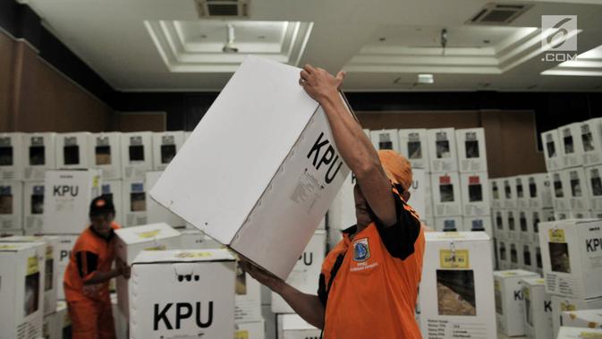 Petugas Penanganan Prasarana dan Sarana Umum (PPSU) membawa kotak suara Pemilu 2019 wilayah Kecamatan Pulogadung di Gedung KNPI, Jakarta, Kamis (18/4). Kecamatan Pulogadung memiliki tujuh kelurahan yang terdiri atas 803 TPS dan 3.212 kotak suara Pemilu 2019. (merdeka.com/Iqbal Nugroho)