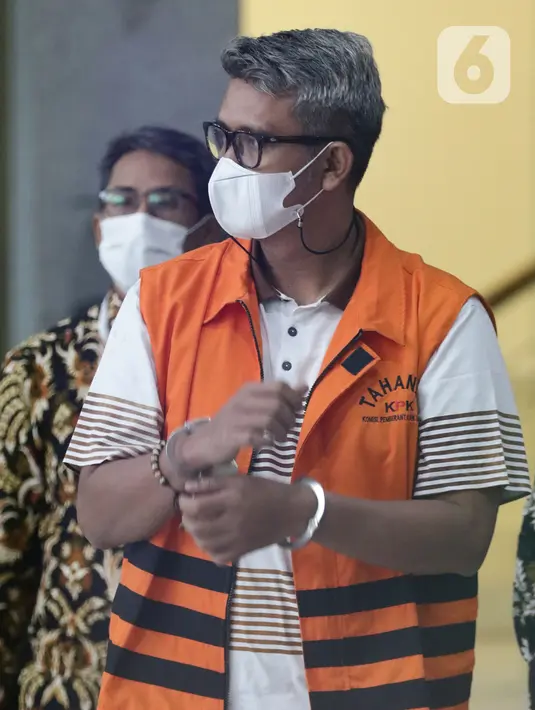 Bupati Bintan nonaktif Apri Sujadi berjalan keluar Gedung KPK, Jakarta, Kamis (28/10/2021). Apri menjalani pemeriksaan lanjutan dugaan korupsi pengaturan barang kena cukai dalam pengelolaan Kawasan Perdagangan Bebas dan Pelabuhan Bebas (KPBPB) Kab Bintan 2016-2018. (Liputan6.com/Helmi Fithriansyah)