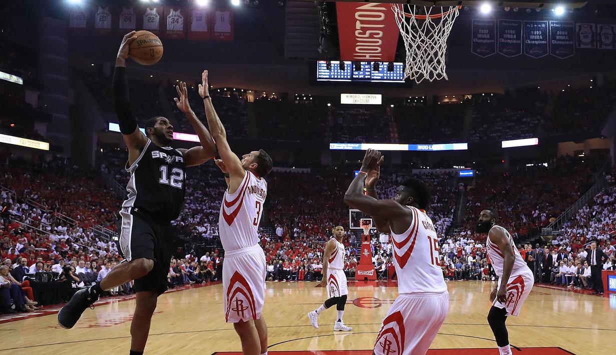 Pebasket Houston Rockets, Ryan Anderson, berusaha menghalau pebasket San Antonio Spurs, LaMarcus Aldridge, pada laga Gim 3 semifinal Wilayah Barat di Toyota Center, Jumat (5/5/2017). San Antonio Spurs menang 103-92. (AFP/Ronald Martinez)