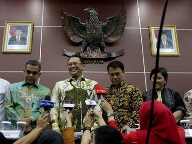 Ketua MPR Bambang Soesatyo (ketiga kiri) memberi keterangan usai memimpin rapat pimpinan di Kompleks Parlemen, Jakarta, Senin (14/10/2019). MPR menyepakati pelantikan Joko Widodo-Ma'ruf Amin sebagai Presiden dan Wakil Presiden periode 2019-2024 digelar pada 20 Oktober 2019. (Liputan6.com/JohanTallo)