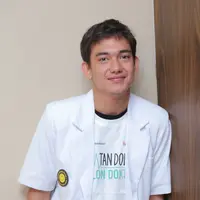 Dalam film terbarunya, Adipati Dolken berperan sebagai calon dokter alias Ko-Asisten (ko-as). Memerankan mahasiswa yang mengambil program kedokteran. (Andy Masela/Bintang.com)