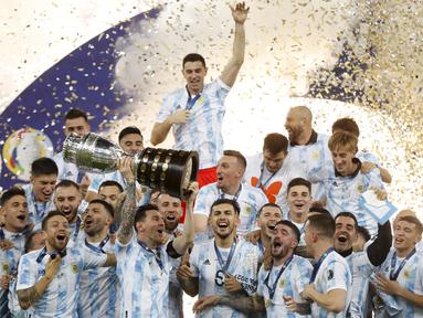 Timnas Argentina berhasil angkat Trofi Copa America 2021 setelah tumbangkan juara bertahan Brasil dengan skor tipis 1-0. (Foto: AP/Andre Penner)