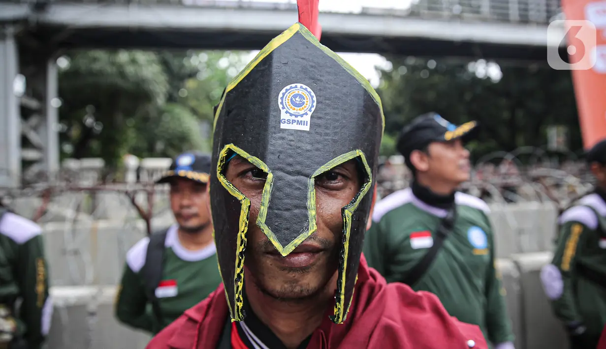 Setelah melakukan aksi May Day di depan istana, para buruh akan berpindah menuju Istora Senayan. Di Istora Senayan, buruh akan menggelar acara yang diberi nama May Day Fiesta. (Liputan6.com/Faizal Fanani)