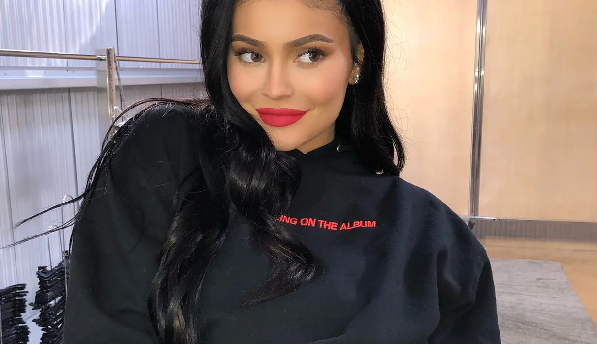 Namun tetap saja, turunya bobot tubuh Kylie usai melahirkan benar-benar sangat mengejutkan. (instagram/kyliejenner)