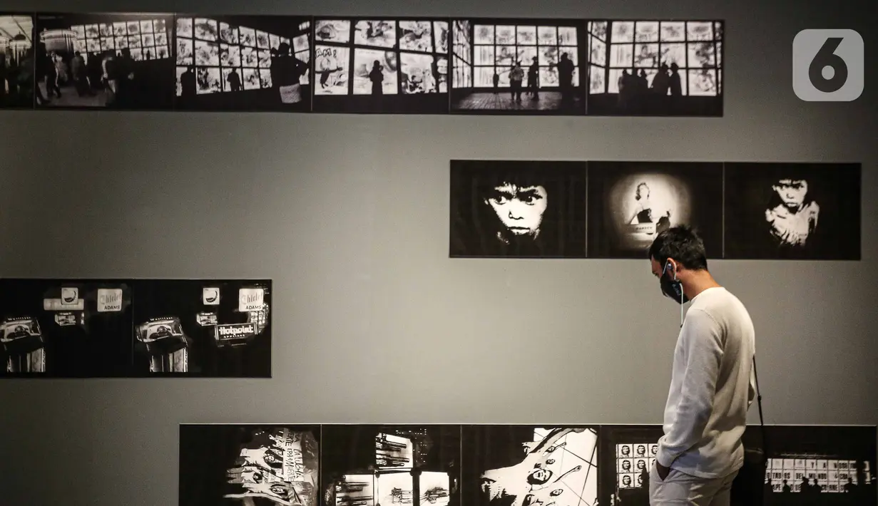 Pengunjung melihat karya seni dalam pameran bertajuk Para Sekutu yang Tidak Bisa Berkata Tidak di Galeri Nasional Indonesia, Jakarta, Jumat (28/1/2022). Pameran diinisasi oleh Galeri Nasional Indonesia dan Goethe-Institut Indonesien berlangsung hingga 27 Februari 2022. (Liputan6.com/Faizal Fanani)