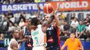 Pebasket Prancis, Nicolas Batum, diadang pebasket Pantai Gading, Amadou Sidibe pada laga FIBA World Cup 2023 di Indonesia Arena, Sabtu (2/9/2023). Prancis menang dengan skor 87-77. (Bola.com/M Iqbal Ichsan)