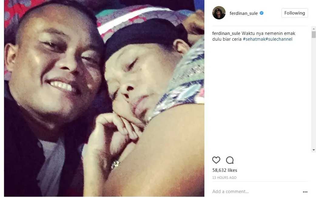 Sule hibur ibunya yang masih bersedih (Foto: Instagram/ferdinan_sule)