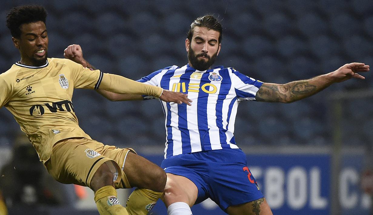 Angel Gomes (kiri). Memulai karir di akademi Manchester United pada usia 5 tahun, lalu debut di tim utama saat berusia 17 tahun yang menjadi rekor pemain termuda yang bermain di Premier League. Pada Agustus 2020 dikontrak Lille dan segera dipinjamkan ke klub Portugal Boavista. (AFP/Miguel Riopa)