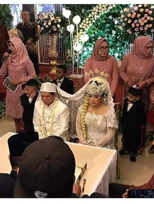 <p>Setelah gagal di pernikahan pertama, komedian dan pemeran Ginanjar kembali menikah dengan perempuan cantik bernama Tiara Amalia. Pernikahan digelar pada 29 Desember 2019 di Depok, Jawa Barat. [Instagram/tiaraamalia97/ginanjar4sekawann]</p>