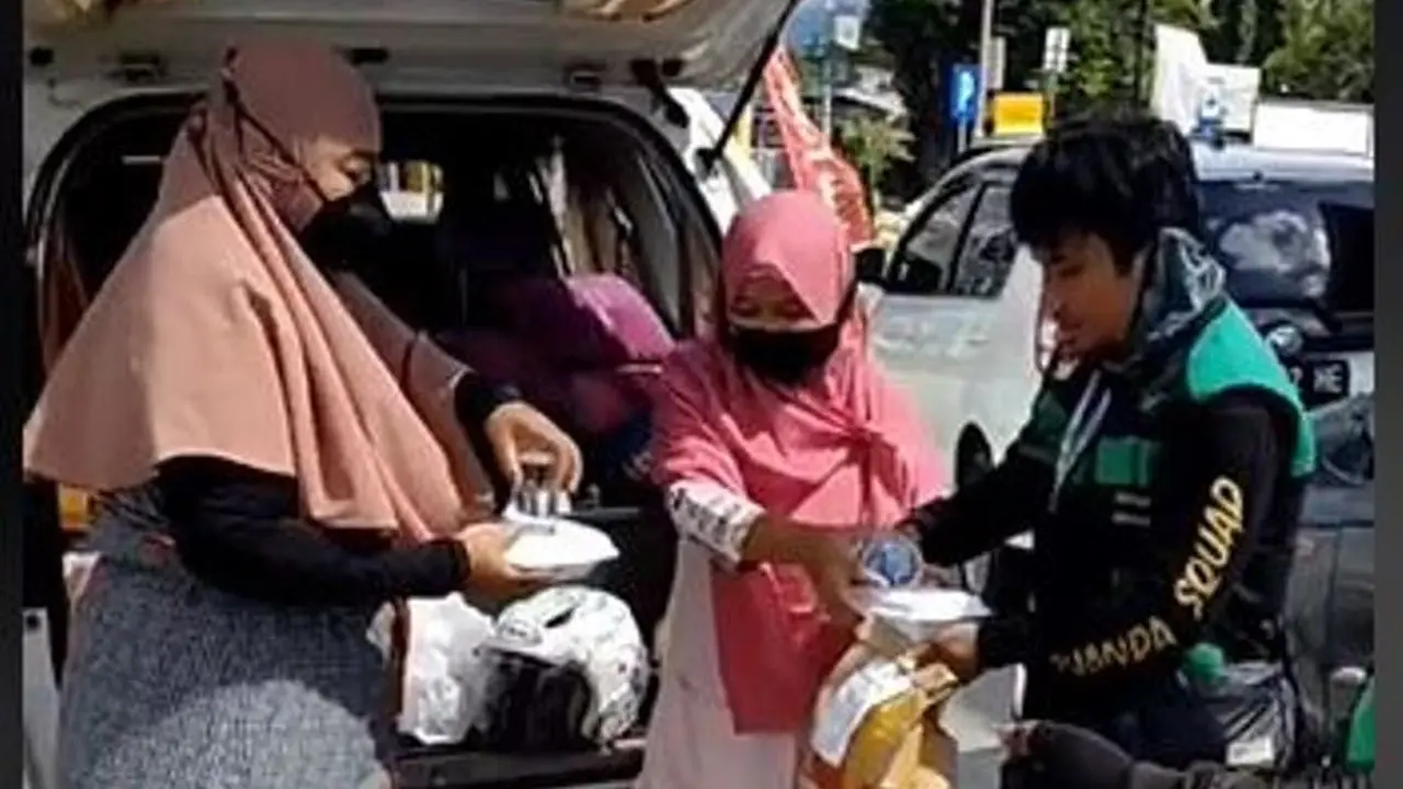 Aksi Wanita di Palu Bagi Makanan Gratis Tiap Minggu