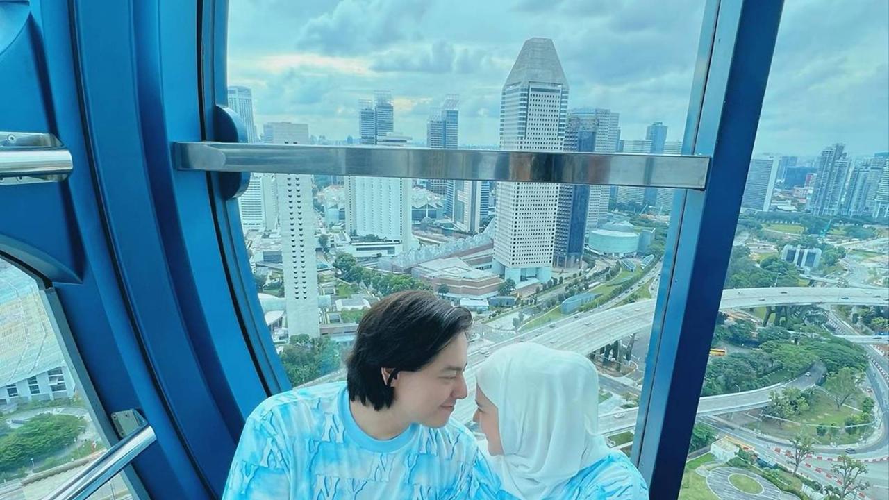 ampil Mesra, Ini Momen Kebersamaan Cut Meyriska dan Roger Danuarta saat di Singapura