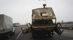 Sebuah truk militer, yang terbakar saat bentrokan, terlihat di sebuah jalan di Almaty, Kazakhstan, Minggu  (9/1/2022). Pihak berwenang telah mendapatkan kembali kendali atas gedung-gedung administrasi. (Vladimir Tretyakov/NUR.KZ via AP)