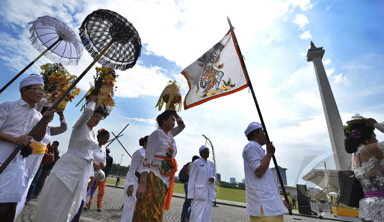 Umat Hindu melakukan persiapan upacara Tawur Agung Kesanga di Silang Monas, Jakarta, Jumat (20/3/2015). Upacara Tawur Agung Kesanga tersebut untuk membersihkan jagat raya sebelum pelaksanaan Nyepi esok harinya. (Liputan6.com/Faizal Fanani) 