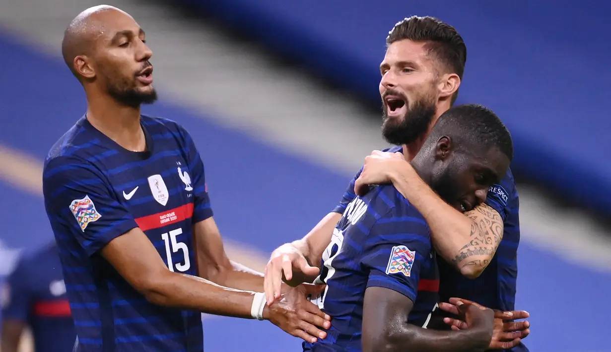 Pemain Prancis merayakan gol yang dicetak Olivier Giroud ke gawang Kroasia pada laga UEFA Nations League di Stade de France, Prancis, Rabu (9/9/2020) dini hari WIB. Prancis menang 4-2 atas Kroasia. (AFP/Franck Fife)