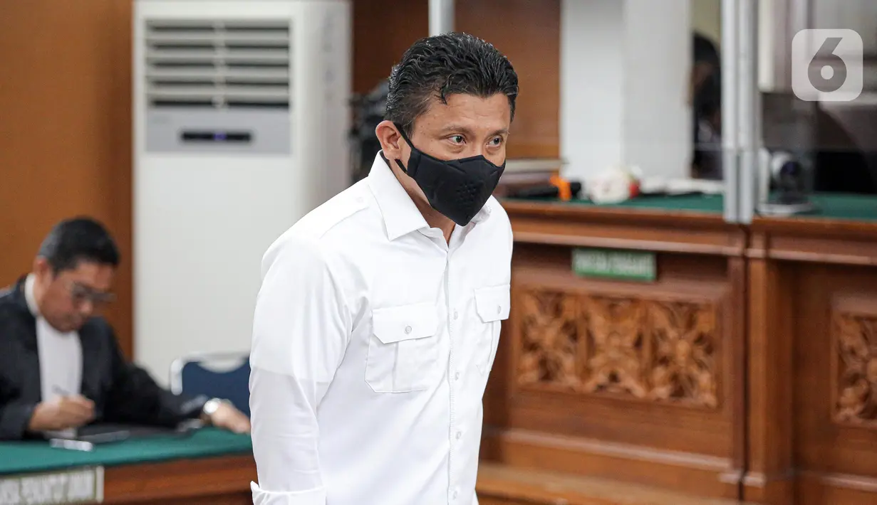 Terdakwa kasus pembunuhan berencana terhadap Brigadir Nopriansyah Yosua Hutabarat atau Brigadir J, Ferdy Sambo tiba untuk menjalani sidang pembacaan putusan sela majelis hakim di Pengadilan Negeri Jakarta Selatan, Jakarta, Rabu (26/10/2022). Majelis Hakim Pengadilan Negeri Jakarta Selatan resmi menolak nota keberatan atau eksepsi terdakwa Ferdy Sambo terkait kasus dugaan pembunuhan berencana Brigadir J. (Liputan6.com/Faizal Fanani)