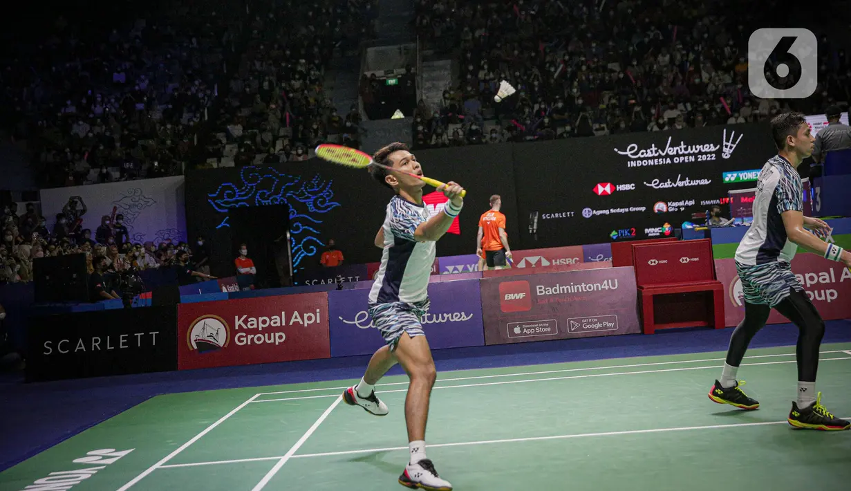 Ganda putra Indonesia Fajar Alvian/Muhammad Rian Ardianto mengembalikan kok Goh Zse Fei/Nur Izzuddin dari Malaysia saat tampil dalam Indonesia Open 2022 di Istora Senayan, Jakarta, Rabu (15/6/2022). Fajar Alvian/Muhammad Rian Ardianto menang dengan skor 21-19, 21-14. (Liputan6.com/Faizal Fanani)