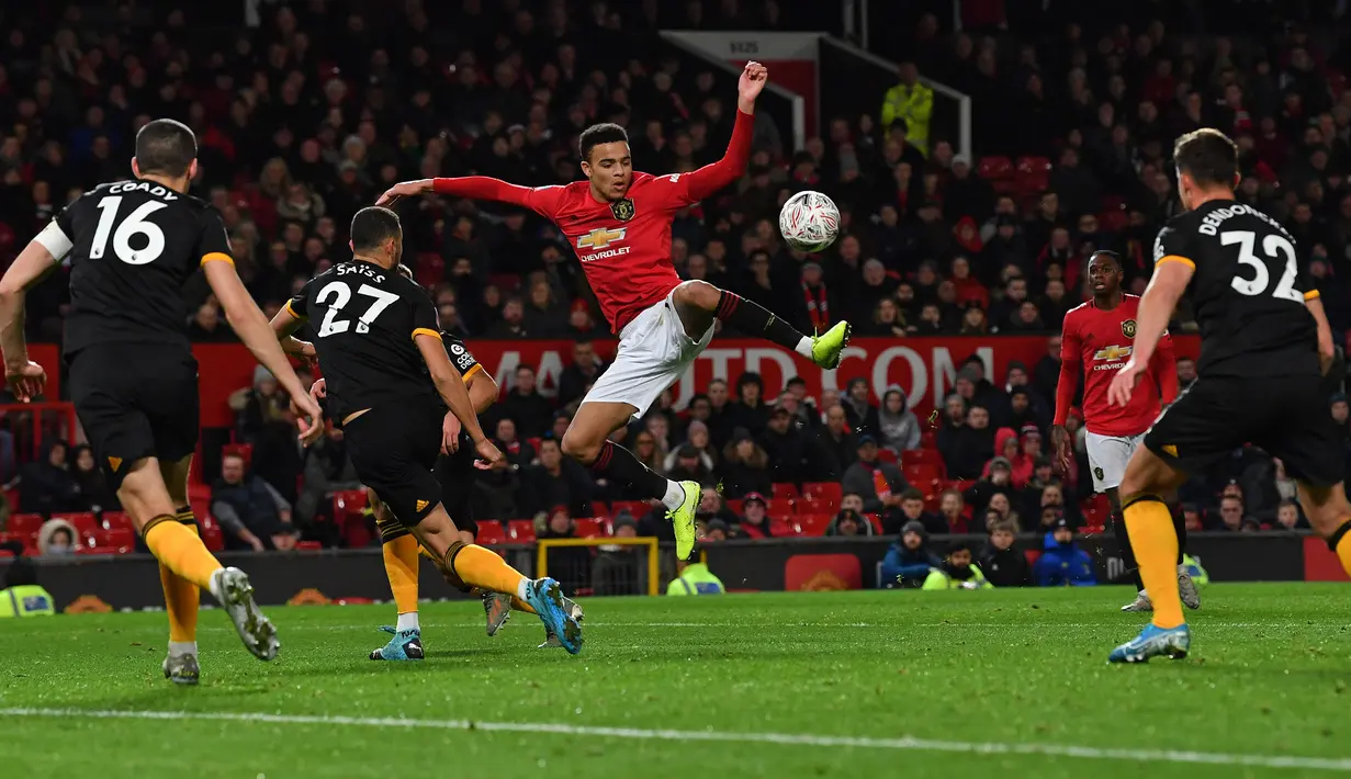 Pemain Manchester United Mason Greenwood (tengah) mencoba mengontrol bola saat menghadapi Wolverhampton Wanderers pada putaran ketiga Piala FA di Old Trafford, Manchester, Inggris, Rabu (15/1/2020). Manchester United menang 1-0. (PAUL ELLIS/AFP)