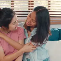 Ritual hug & gratitude merupakan sentuhan hangat yang diberikan dengan sadar mampu menciptakan rasa aman dan nyaman. Ketika dipadukan dengan ungkapan terima kasih yang tulus, momen tersebut menjadi lebih bermakna. (foto/dok: freepik/tirachardz)